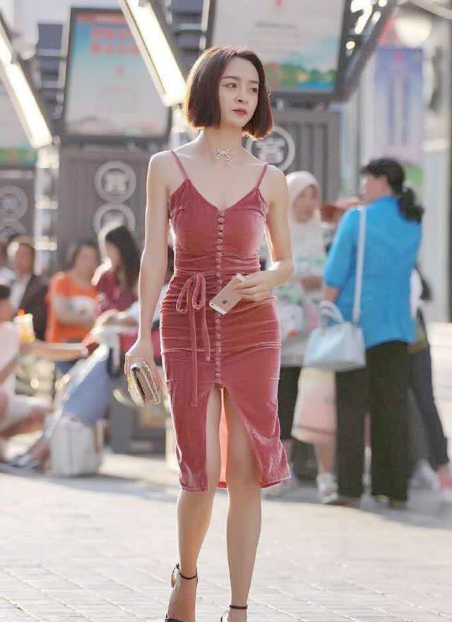 30岁女人怎么穿好看?试试红裙 中分短发的造型,优雅高贵又减龄