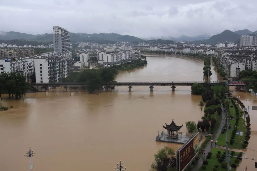 7月7日凌晨,黄山市歙县遭遇50年一遇的洪涝灾害,县城多处洪水上路