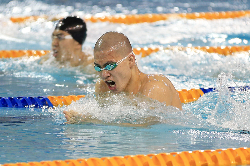 我们在运动的时候需要选择适合自己的游泳姿势.