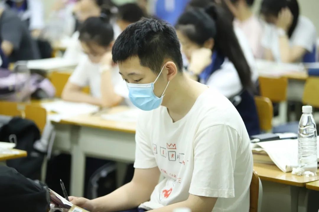 罗湖外语学校内,老师与学生击掌,为高三考生加油鼓劲.