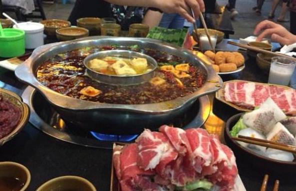 饭桌上的文化:吃火锅时,问你要不要加汤,其实是在暗示