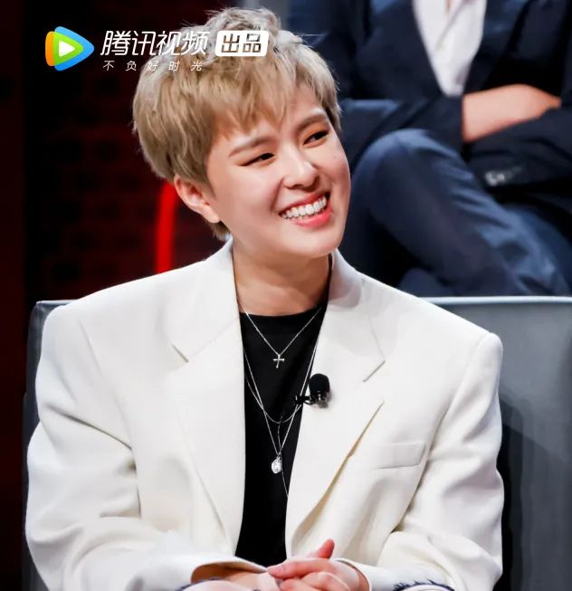 跟着sunnee杨芸晴变时髦:提升时尚度的配饰