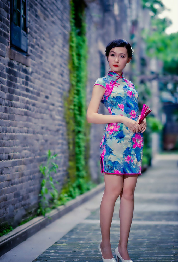 穿着碎花旗袍的中年少女,看着很有交际花的气质!