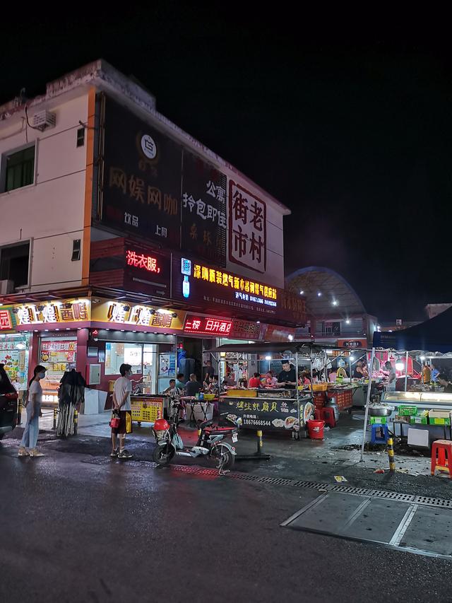 深圳平湖华南城:夜市周边摆满了地摊,小小夜宵摊支撑起来一个家