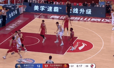 周琦利用移动灵活性冲击进攻篮板二次终结,对手更无法高防,本赛季场均