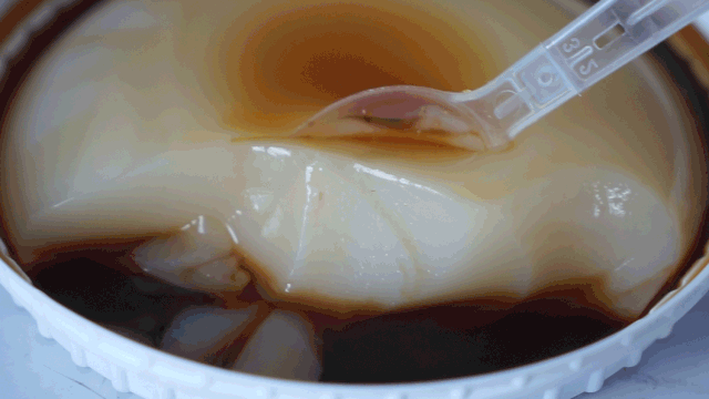 扣盖子上淋上红糖浆就可以吃了,自带碗碗红糖包小勺子吃起来非常方便