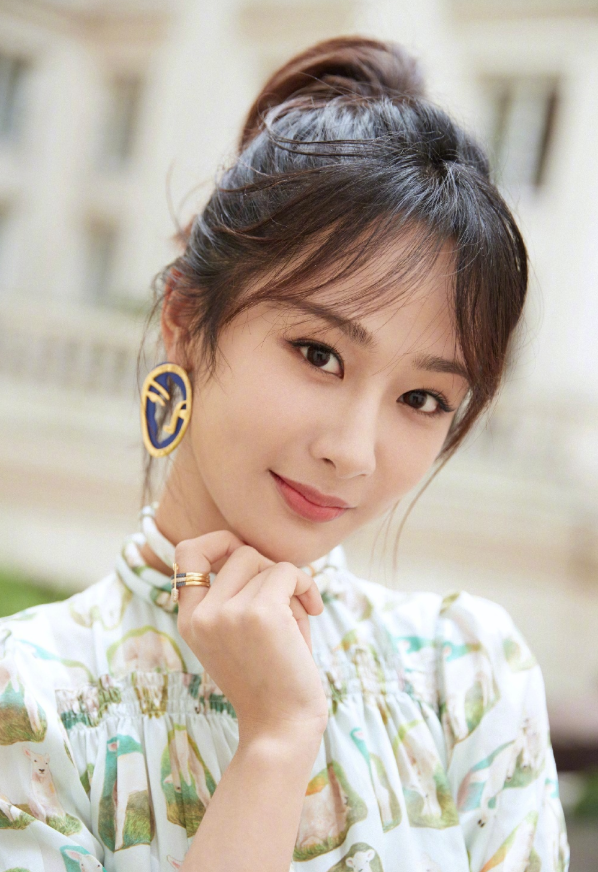 金鹰女神非她莫属?杨紫穿裙子显女人味,纯与熟的美女如画
