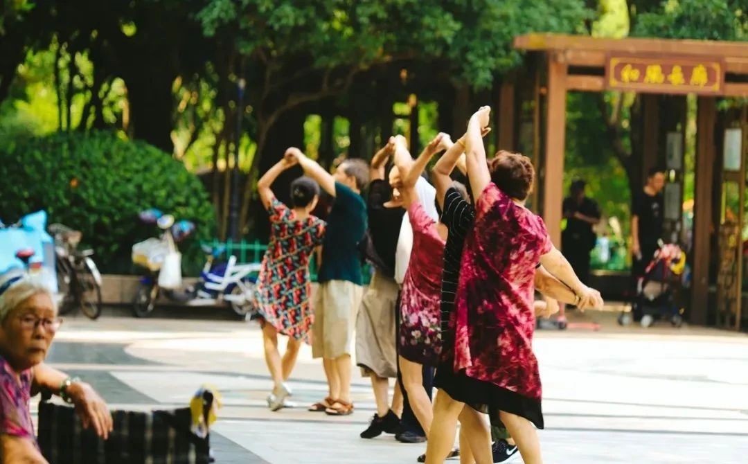 受不了广场舞的年轻人终于下手了,泼粪!有人叫好,有人