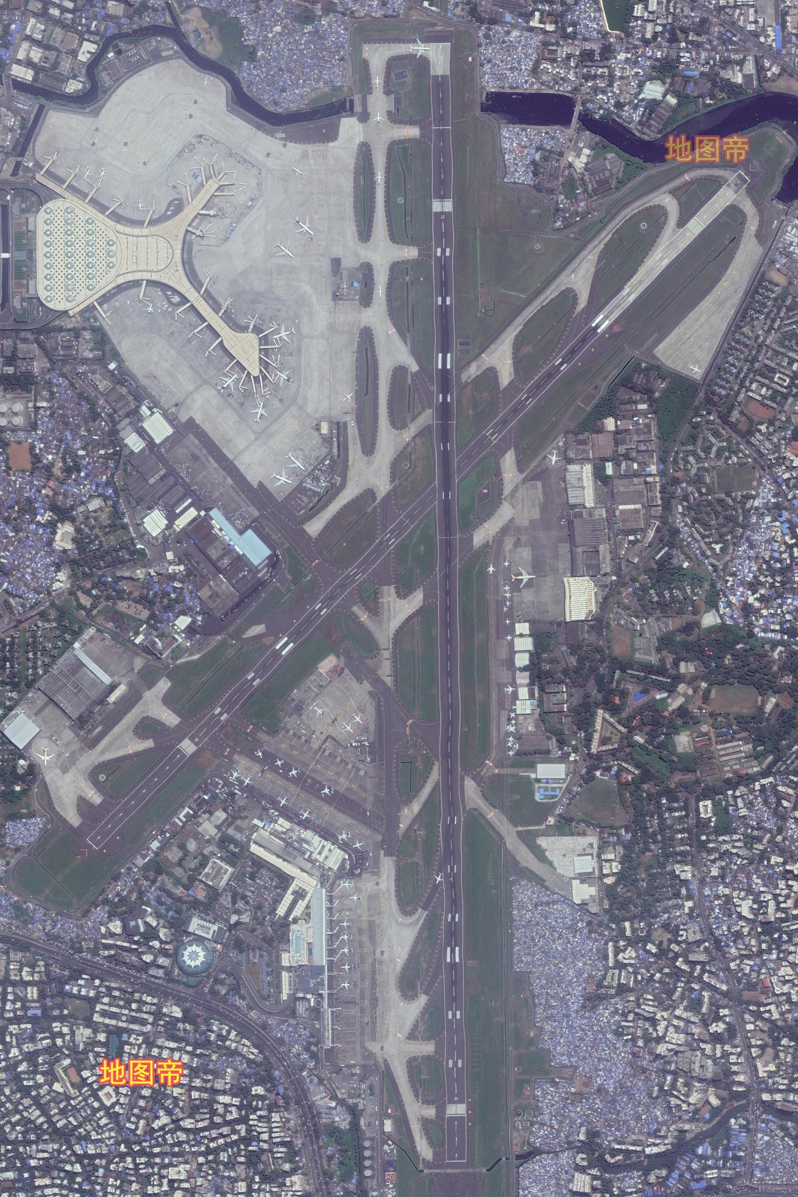 航拍孟买机场,周围都是民居,是个很拥挤的城市.