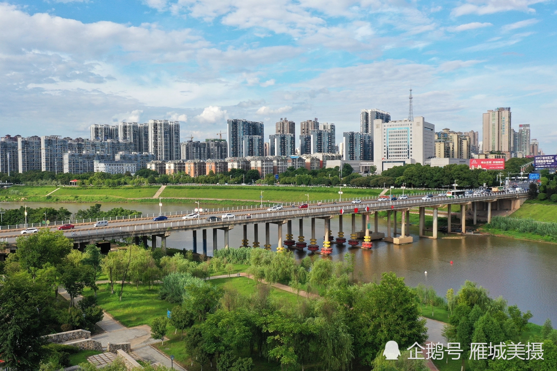 航拍衡阳:蒸水流经衡阳市区第一桥——蒸阳大桥,风光如画