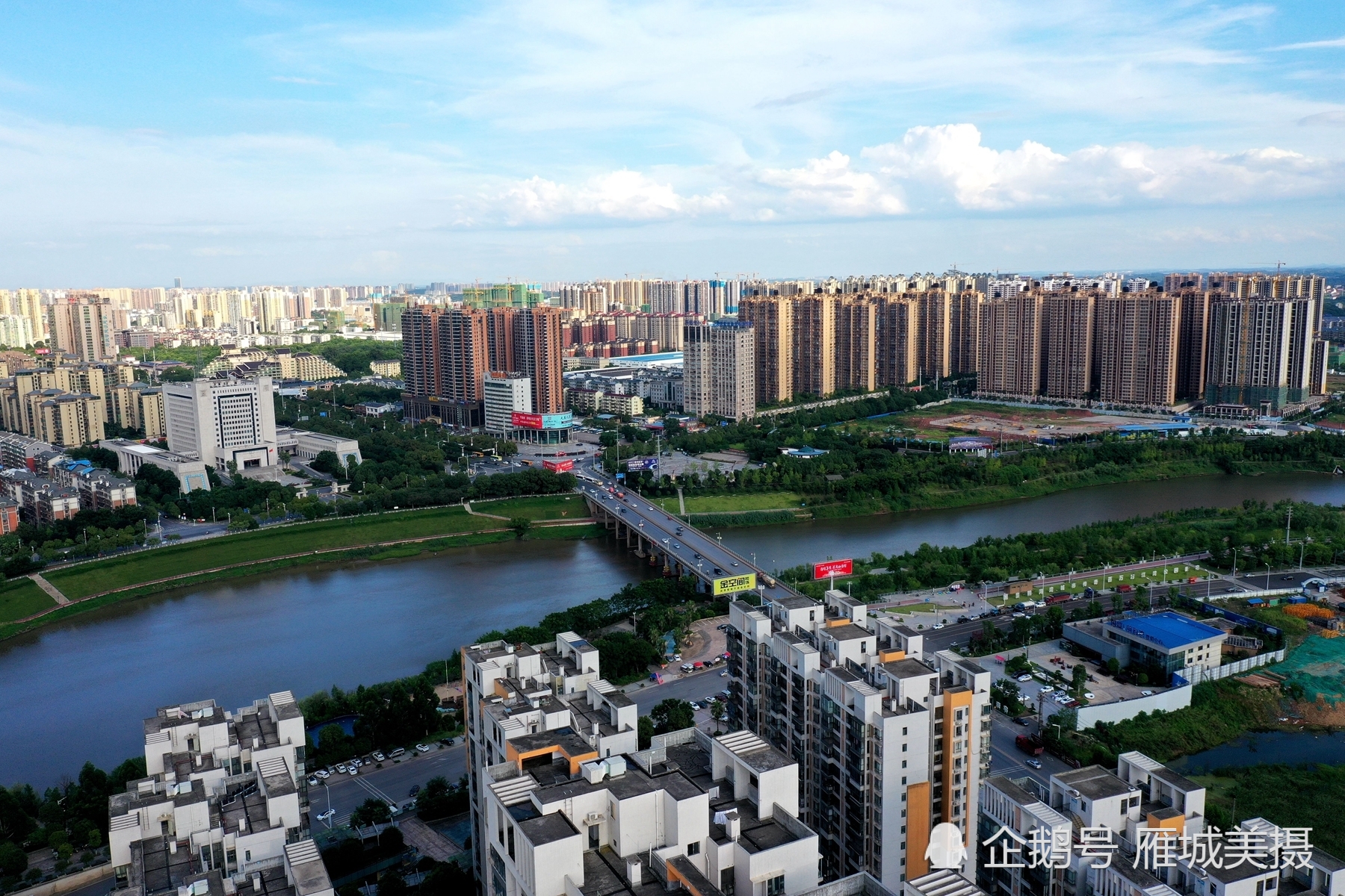 航拍衡阳:蒸水流经衡阳市区第一桥——蒸阳大桥,风光如画