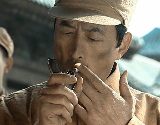 亮剑:同样是常乃超抽烟,新版点烟用手挡住,你看老版点烟用的是啥?