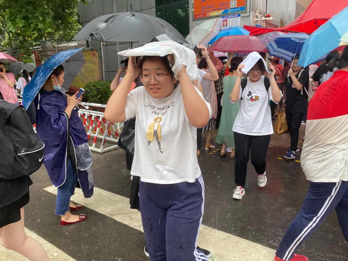 高考结束啦!郑州一考场外这一幕谁看了都会感动