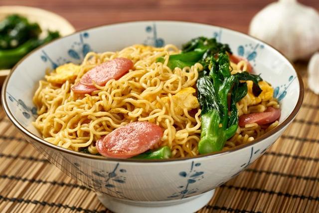 方便面,火腿肠,炒方便面,鸡蛋