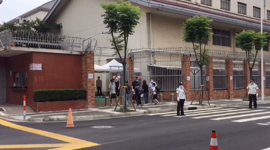 上海闵行日本人学校,高墙电网保安全,老师成排迎学生