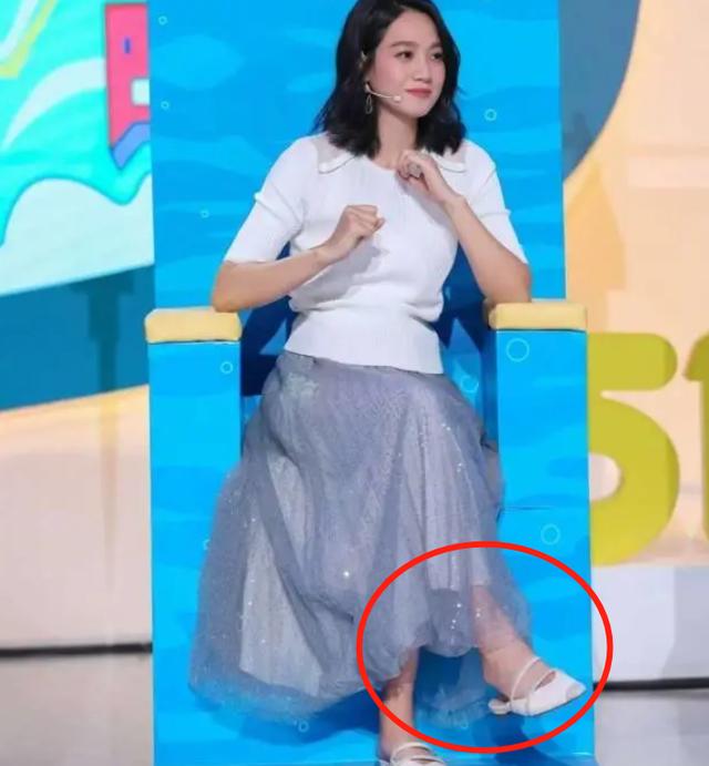 朱丹挺二胎孕肚上节目,当看见她的脚时,网友:心疼孕妈