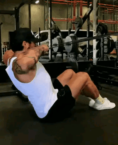 练胸不练背迟早要残废，居家背部训练全面刺激背肌，练出宽厚背肌