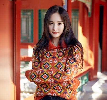 杨幂穿上旗袍后太漂亮!扎高辫很减龄,这黄金凹凸感圈内少见