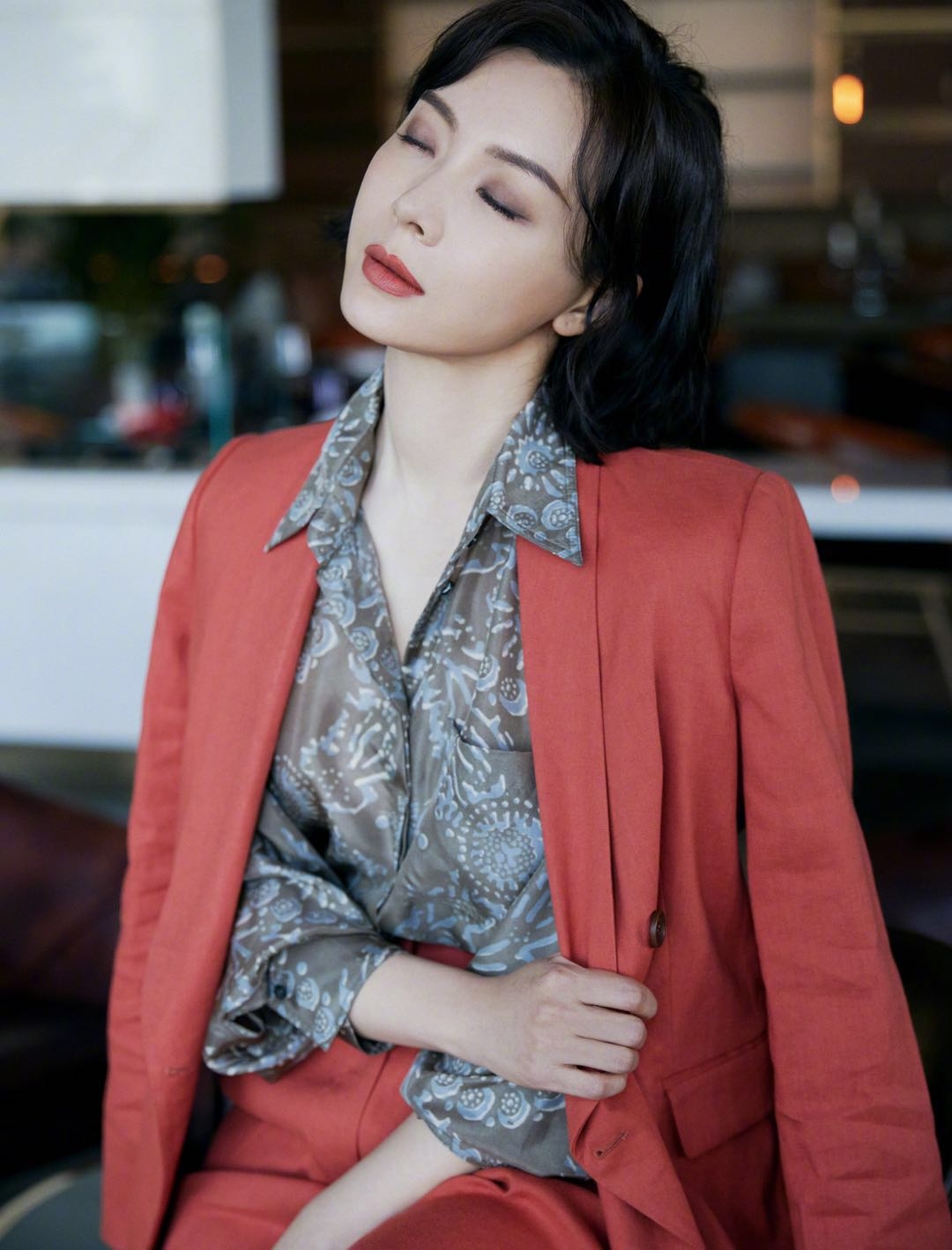 陈数瘦啦,看她穿西装 衬衫就能感觉出来,瘦了不老少