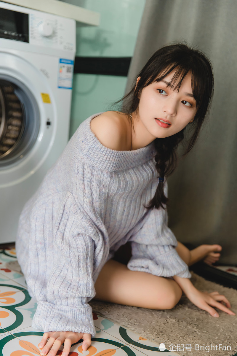 高颜值美女露肩毛衣养眼唯美写真图片分享给大家,图片中的女孩皮肤