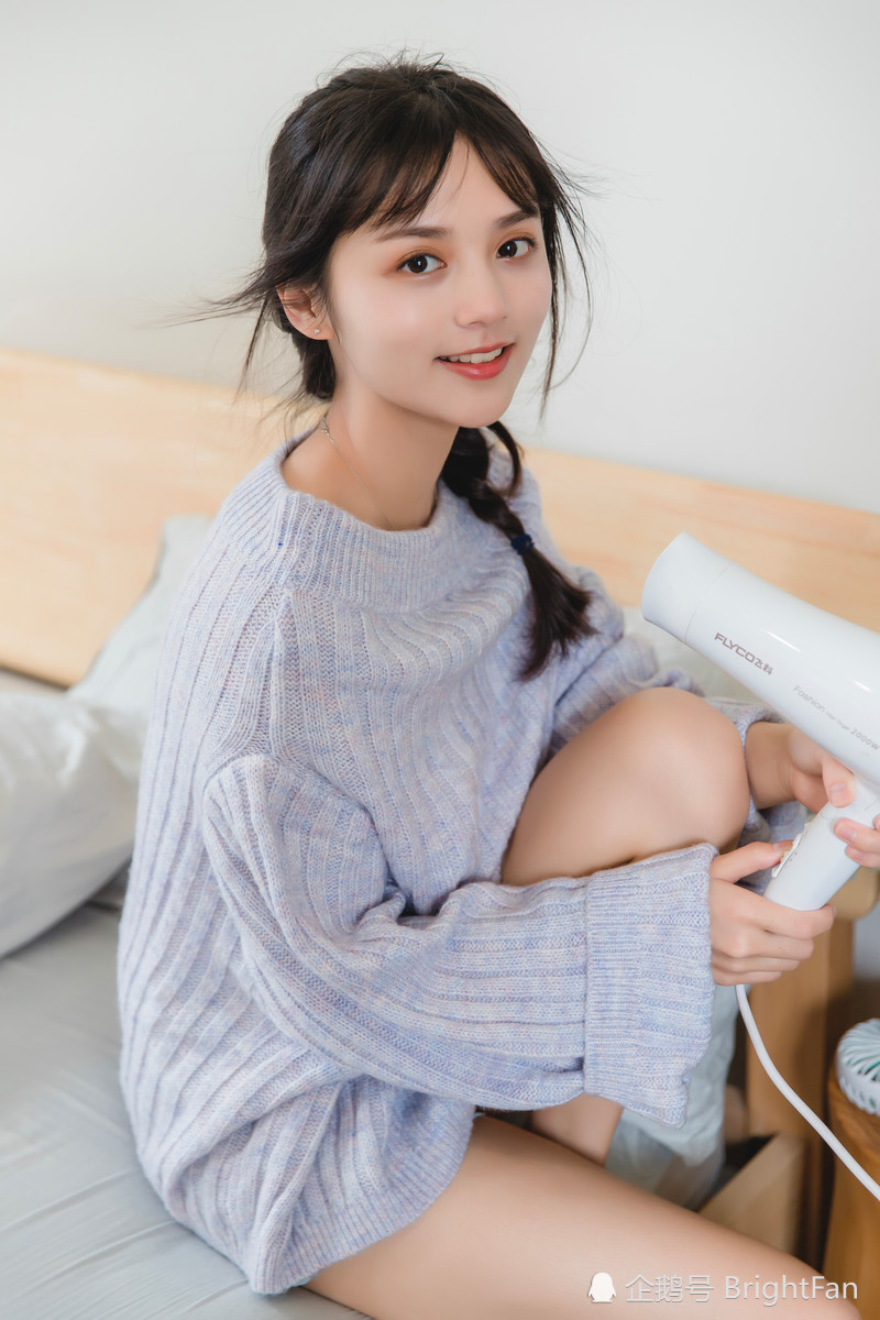 极品高颜值美女露肩毛衣养眼唯美写真图片