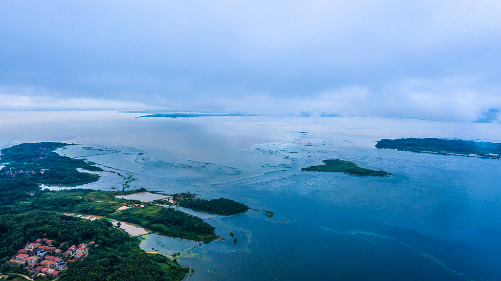 湖北鄂州:航拍雨后初霁梁子湖如诗如画