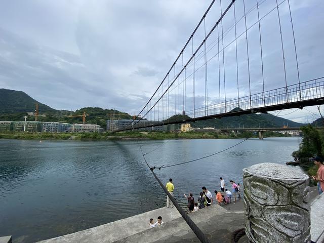 湖南郴州:资兴的一处"降温岗",来这就餐的人真多,风景