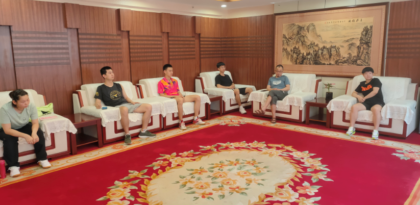 孙颖莎参加会议坐姿显霸气!陈幸同王艺迪穿同样t恤,休假期加练