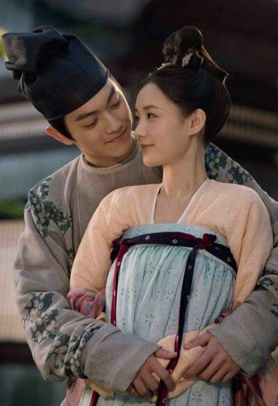 最近东方卫视正在热播的电视剧《爱我就别想太多》,是由李一桐和