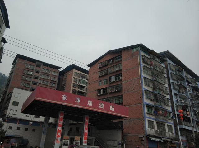 网友反映居民区与加油站相邻或有安全隐患 宣汉南坝镇