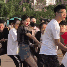 爆笑gif要不要这么逗人家姑娘都被你逗笑了
