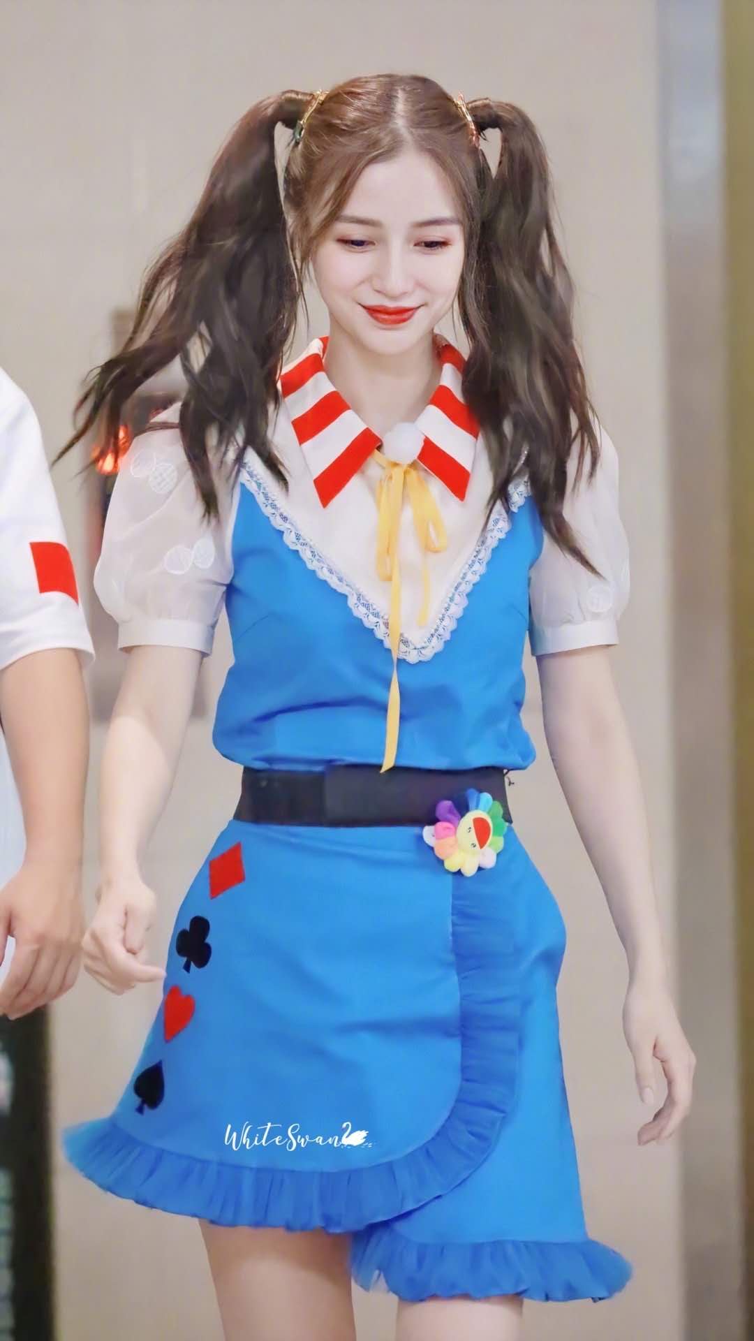 angelababy与杨幂,录综艺都扎双马尾发型,哪位辣妈更少女?