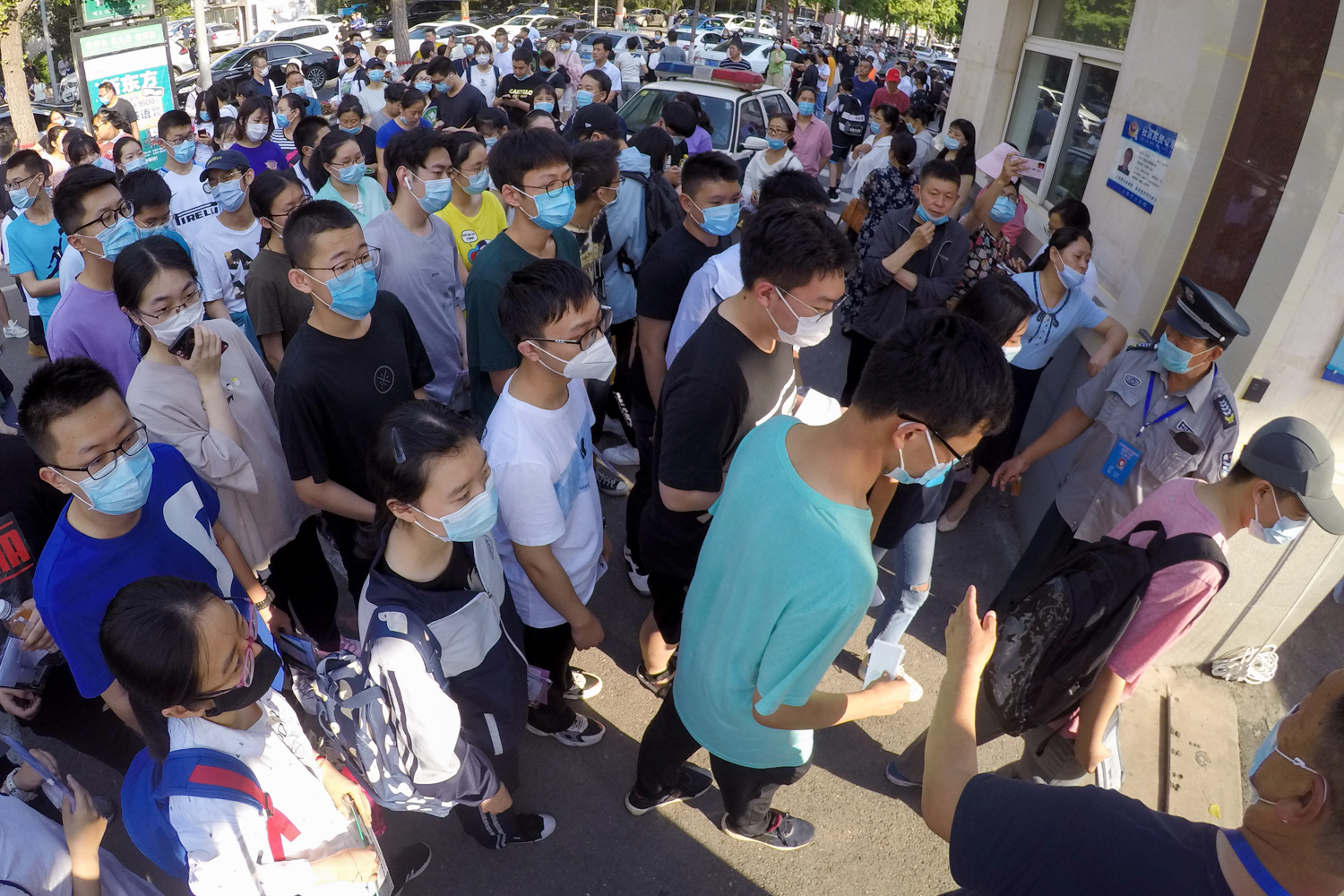 特殊的2020高考:延迟考试日期,考场消杀防疫,戴口罩考试