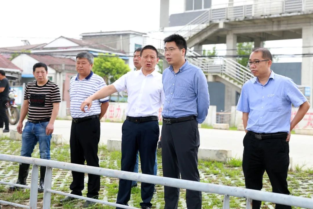 导语 7月9日,县委书记,县长,县防汛抗旱指挥部指挥长韩旭到洪湖围堤