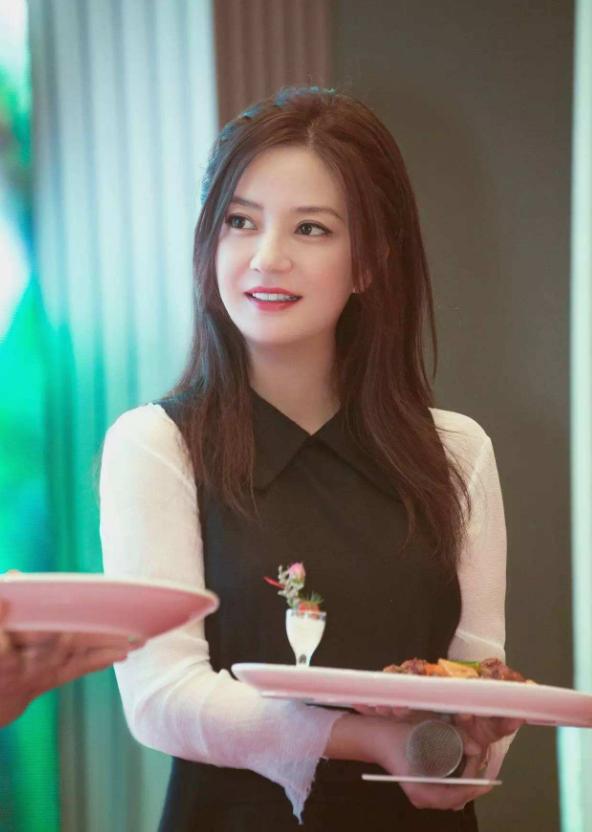 44岁赵薇老得太快!穿t恤配工装裤发福明显,素面朝天脸