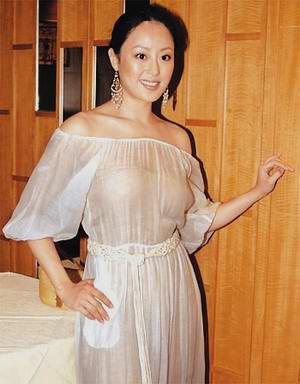 推荐的姐姐则是章小蕙,她被称为初代"带货天后",港媒口中的"桃色女王"