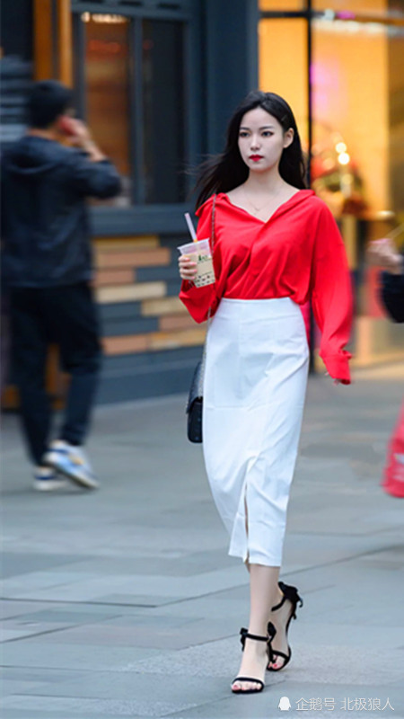 街拍:高跟凉鞋带来时尚美女的不凡气质,清爽可人潮流范十足