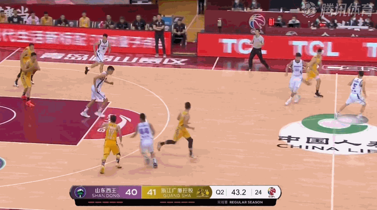 广厦vs山东,孙铭徽情绪失控,为何差点要和陈培东干上?