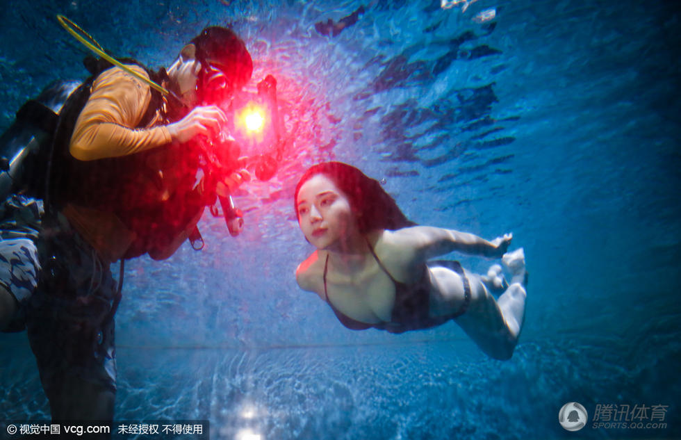 美女水下秀泳姿 美人鱼 展现好身材