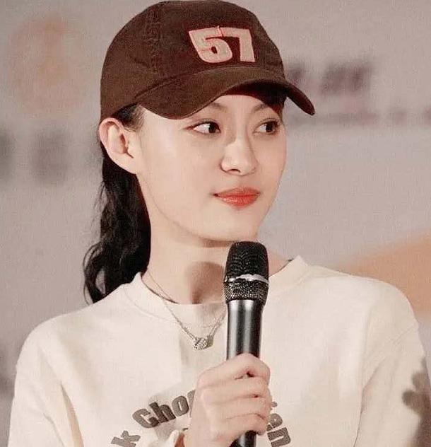 37岁孙俪长发造型好温婉!穿19900的碎花裙低调炫富,牛奶肌白到发光