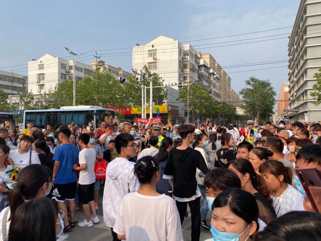 高考结束!现场直击丰县考场外最真实的画面,令人动容