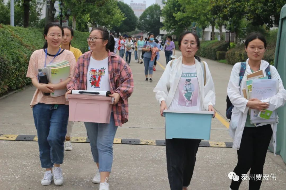 【图集】高考结束,江苏省口岸中学场外鲜花和笑容等着