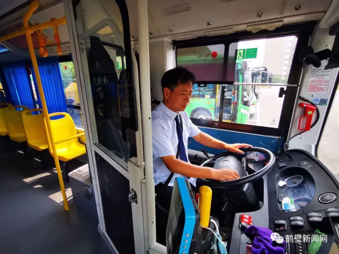 市民崔女士一个热线电话…… 崔女士想向 25路公交车司机韩师傅表达