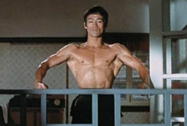 李小龙的肌肉并不健硕,但线条明显,他是怎么练出来的?
