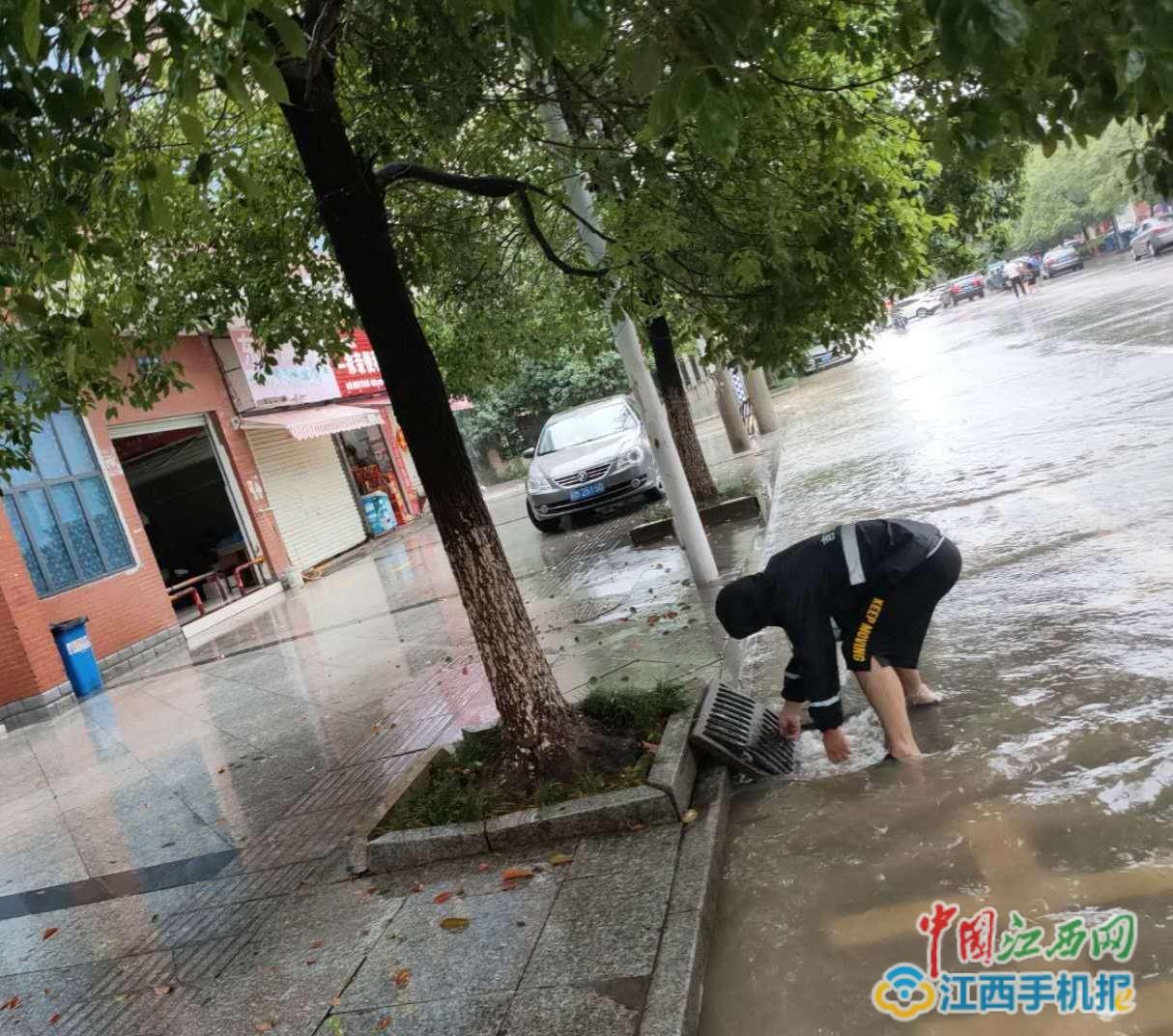 吉安市市政管护处紧急开展中心城区防汛排涝工作