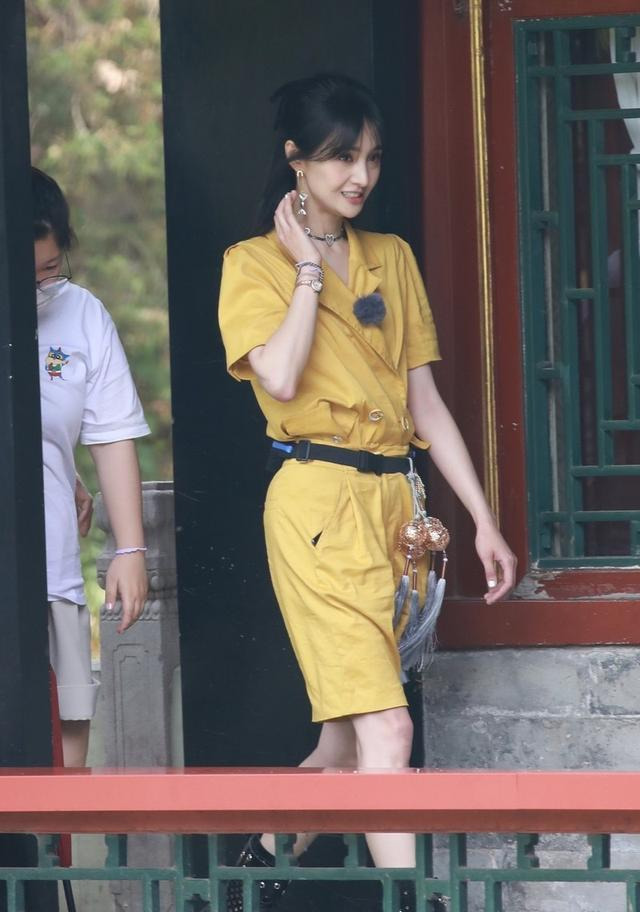 郑爽的脸蛋真是变柔和不少,虽然身材骨感没曲线,但依旧吸睛