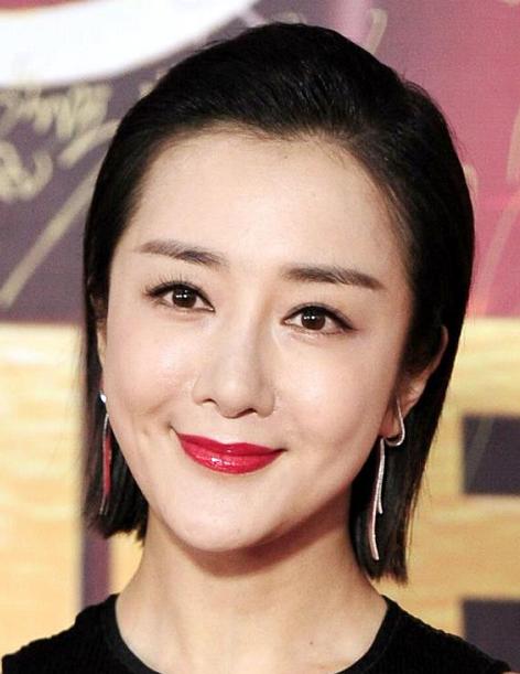 李依晓换了短发更气质,穿黑色连衣裙高贵大气,下半身半透好吸睛