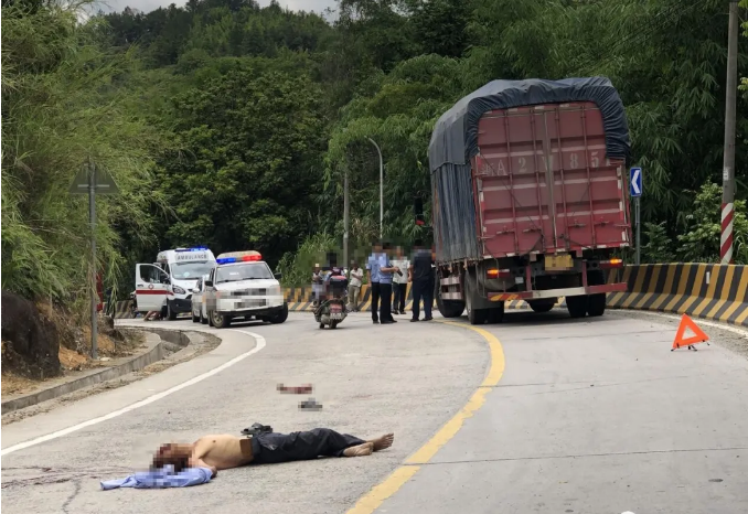 在梅州丰顺留隍镇西洞大金星路段 发生一起严重交通事故 一辆摩托车与