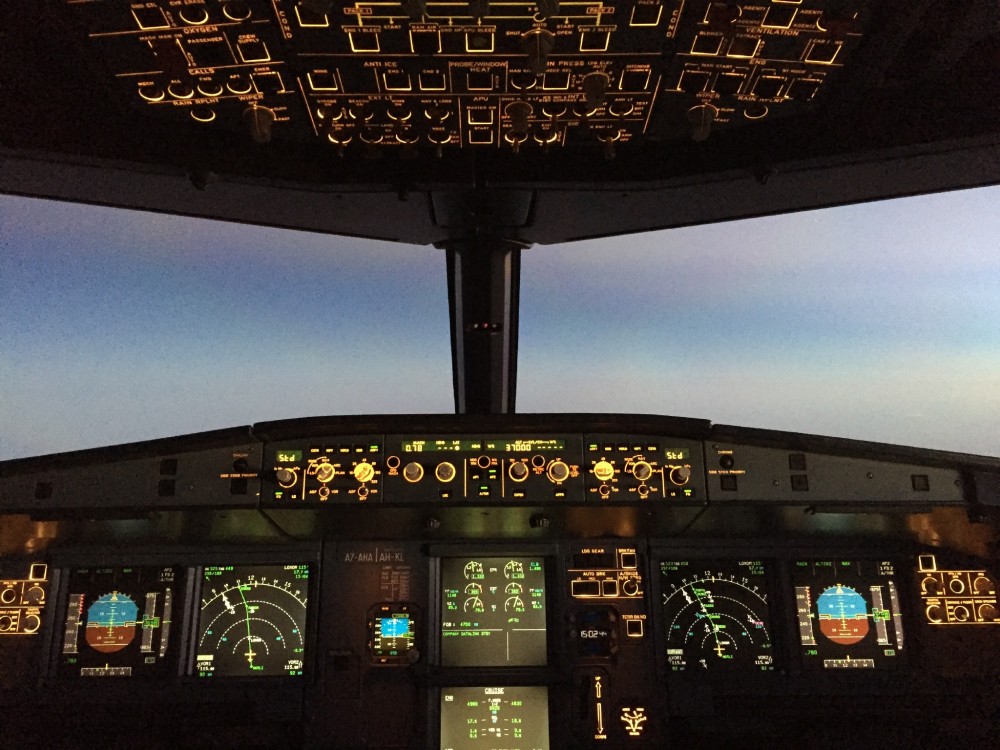 飞机驾驶舱有上千个按钮,和各自不同的功能,飞行员都能记得住吗?