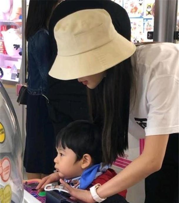 有种"发育过猛"叫小海绵,三岁个头已到杨颖腰间,基因优势凸显